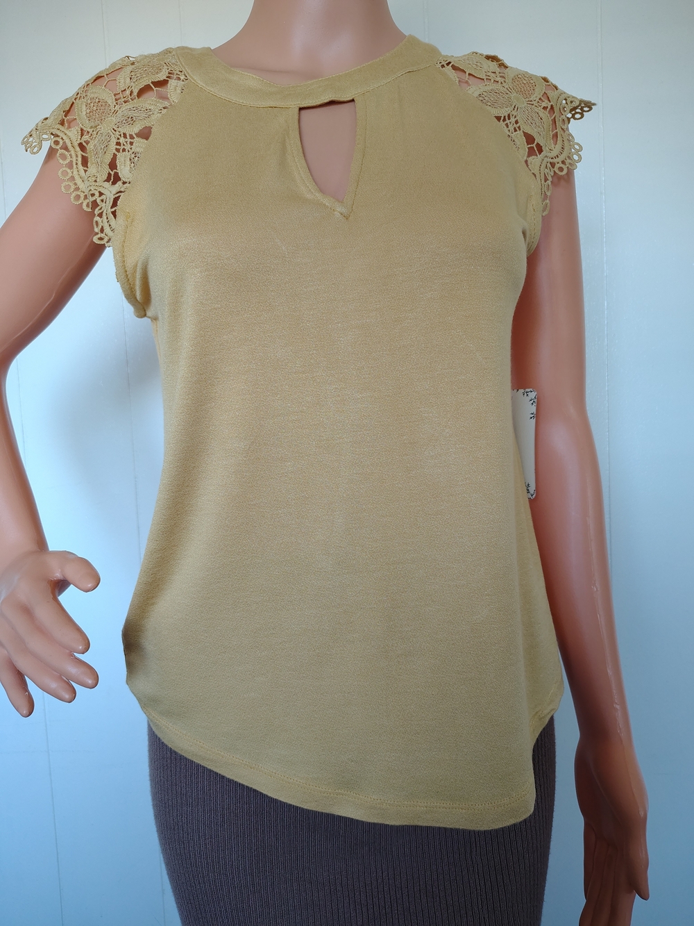 Sweet Wanderer Lace Cap Sleeve Keyhole Tank - Mustard Yellow